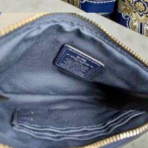 COACH Navy Pebbled Leather Floral Rivet Dahlia Wristlet - Picture 3 of 3